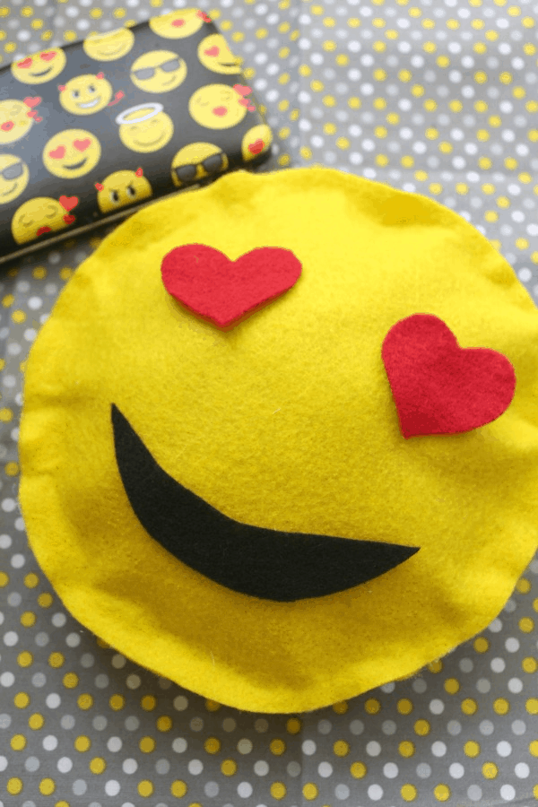 Heart Face Emoji Pillow - DIY Heart Face Emoji Pillow Ideas